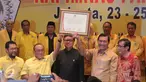 Ketua umum Partai Golkar, Aburizal Bakrie dengan Menkopolhukam Luhut Panjaitan mengangkat pigura berisi hasil keputusan Rapimnas Partai Golkar 2016, Jakarta, Senin (25/1/2016). (Liputan6.com/Angga Yuniar)