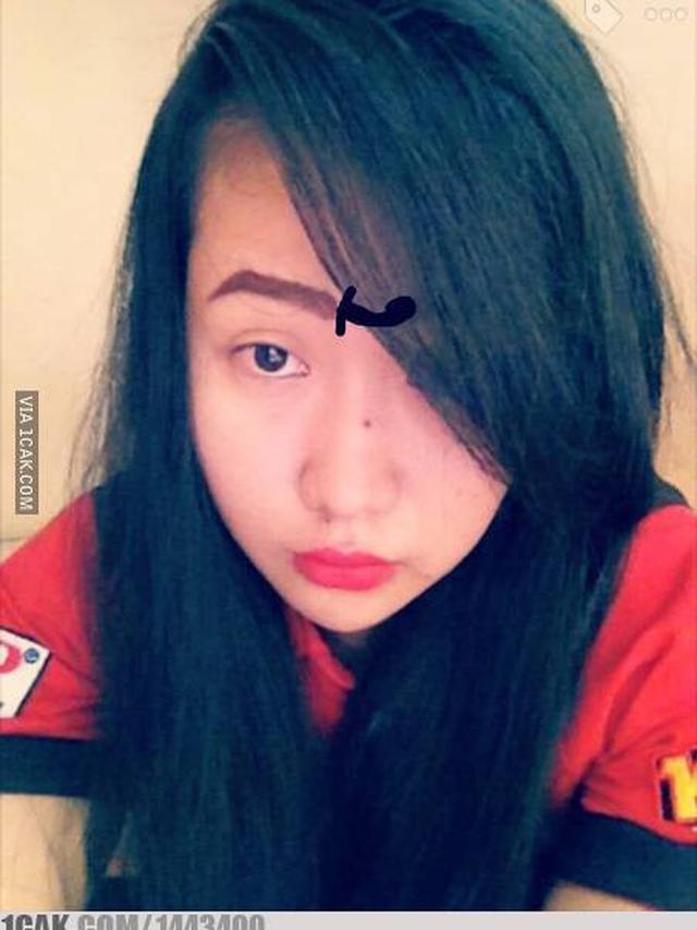 6 Hasil Dandan Bentuk Alis Ini Kelewat Unik, Bikin Heran