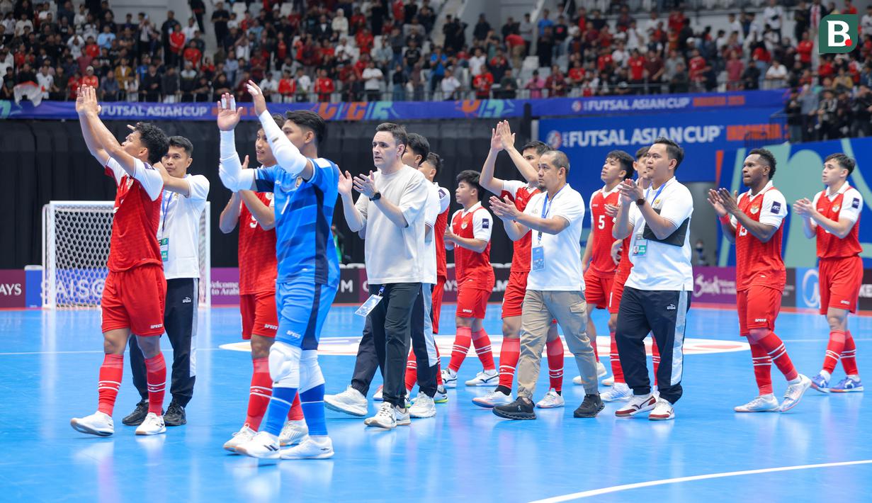 Pemain Timnas Futsal Indonesia menyapa para penonton setelah laga Grup A Piala Asia Futsal 2026 melawan Korea Selatan di Indonesia Arena, Senayan, Jakarta, Selasa (27/01/2026). (Bola.com/Bagaskara Lazuardi)