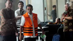 Mantan Menteri Sosial, Idrus Marham tiba untuk menjalani pemeriksaan di Gedung KPK, Jakarta, Jumat (16/11). Idrus Marham diperiksa sebagai tersangka dalam kasus suap kesepakatan kontrak kerja sama pembangunan PLTU Riau-1. (Merdeka.com/Dwi Narwoko)