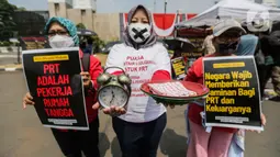 Dalam aksinya mereka menuntut kepada DPR untuk segera membahas RUU Perlindungan Pekerja Rumah Tangga dan mengesahkannya agar dapat memberikan perlindungan kerja bagi para pekerja rumah tangga. (Liputan6.com/Faizal Fanani)