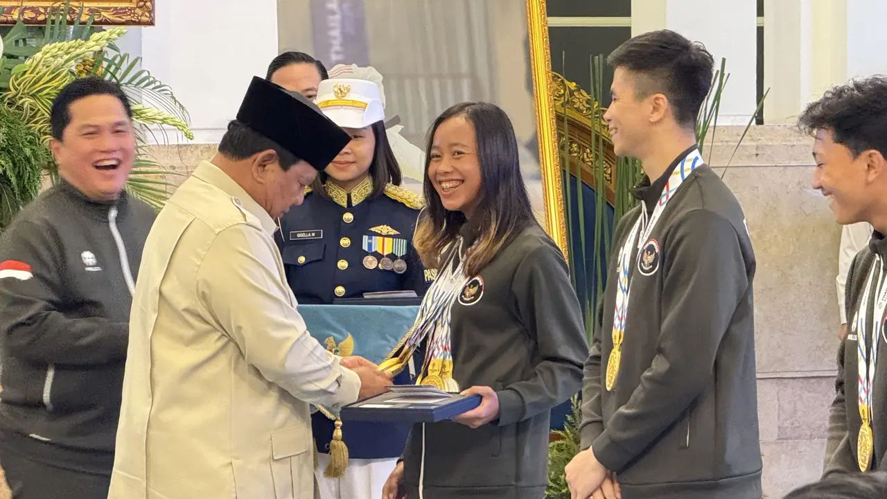 Presiden Prabowo Subianto resmi menyerahkan penghargaan berupa bonus kepada atlet SEA Games ke-33 yang berhasil membawa pulang medali ke Tanah Air.
