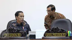 Presiden Joko Widodo (Jokowi) berbincang dengan Sekretaris Kabinet Pramono Anung sebelum rapat terbatas di Kantor Presiden, Jakarta, Kamis (9/3). Rapat membahas mengenai penghapusan penggunaan merkuri pada pertambangan rakyat. (Liputan6.com/Angga Yuniar)