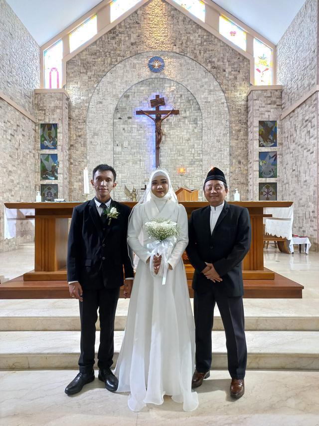 Viral Pernikahan Pasangan Beda Agama, Ini 5 Potretnya Saat Pemberkatan di Gereja