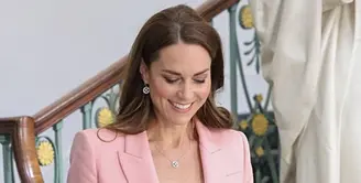 Tampil memesona dengan rambut panjangnya yang disisipkan ke belakang telinga, Kate Middleton hadirkan pesona sederhana yang tak terbantahkan. [Foto: Instagram/ Kate_Middleton_Royal]