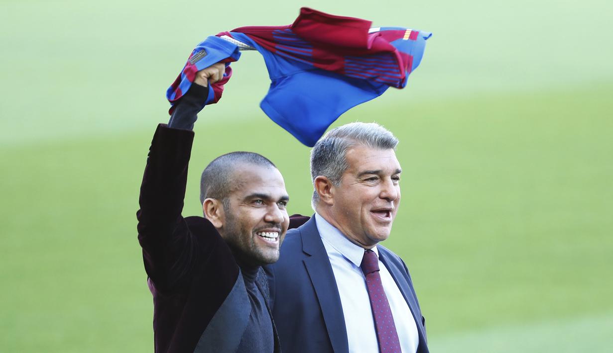 Barcelona telah berhasil memulangkan dua legendanya, Xavi Hernandez dan Dani Alves ke Camp Nou untuk bereuni sekaligus membangun kembali kejayaan Blaugrana. Usai keduanya, masih banyak para legenda yang bisa saja kembali, seperti lima legenda berikut. (AP/Joan Monfort)