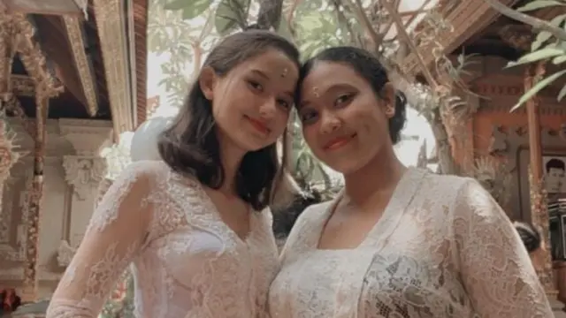 Sarah Menzel kekasih Azriel Hermansyah saat Kenakan Baju Adat Bali. [@luhde_menzel]