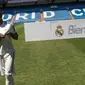 Pemain baru Real Madrid, Vinicius Jr menunjukkan kostumnya saat diperkenalkan di Stadion Santiago Bernabeu, Madrid, Spanyol, Jumat (20/7). (AP Photo/Francisco Seco)