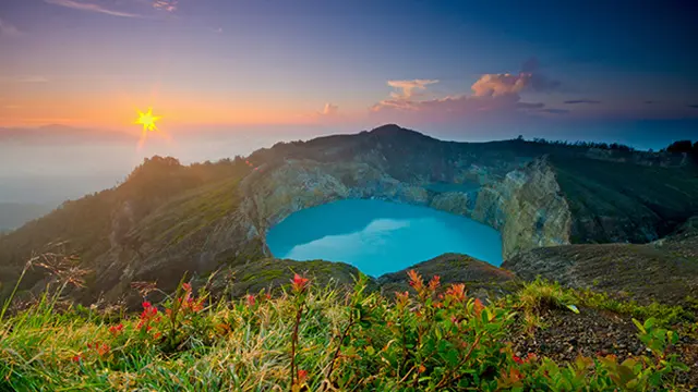 5 Gunung Indonesia yang Wajib Ditaklukkan