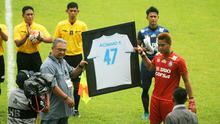 Kurnia Meiga terharu dengan prosesi mengenang mendiang Achmad Kurniawan yang digelar Arema, Kamis (16/2/2017). (Bola.com/Iwan Setiawan)