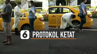 Video aksi driver taksi semprot desinfektan ke seluruh tubuh penumpang sebelum memasuki kendaraan.