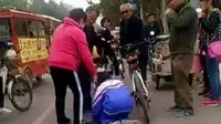 Pria tua ini memaksa anak sekolah yang ceroboh bersepeda untuk berlutut di jalanan