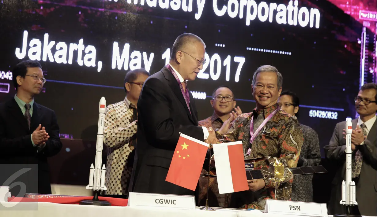 CEO PT Pasifik Satelit Nusantara (PSN) Adi Rahman Adiwoso dan President Director of China Great Wall Industry Corporation Yin Liming berjabat tangan usai penandatanganan MoU pembangunan Satelit PSN VII di Jakarta, Rabu (17/5). (Liputan6.com/Faizal Fanani)