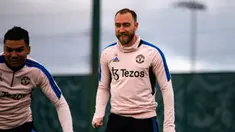 Pemain Manchester United, Christian Eriksen kembali mengikuti sesi latihan Manchester United di Carrington pada Jumat (07/04/2023) WIB. Eriksen sempat absen lama dari lini tengah MU akibat cedera pergelangan kaki saat menjamu Reading di babak keempat Piala FA di Old Trafford, Minggu (29/1/2023) WIB. (Twitter/@ManUtd)