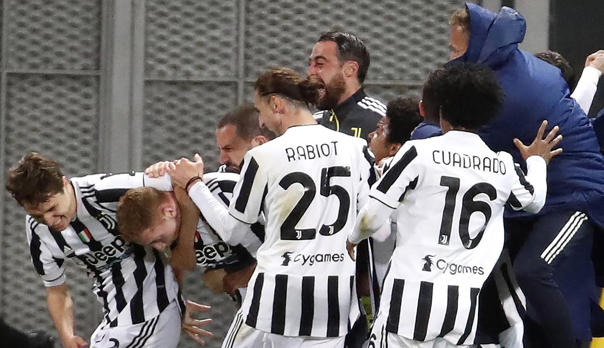 Para pemain Juventus merayakan gol pertama ke gawang Atalanta yang dicetak striker Dejan Kulusevski (kedua dari kiri) dalam laga final Coppa Italia 2020/2021 di Mapei Stadium, Rabu (19/5/2021). Juventus menang 2-1 dan menjadi juara. (AP/Antonio Calanni)