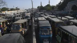 Sejumlah kendaraan terjebak kemacetan lalu lintas di jalan setelah pemerintah melonggarkan penguncian nasional (lockdown) di Karachi, Senin (18/5/2020). Pelonggaran dilakukan kendati Pakistan mengalami kenaikan jumlah orang yang terinfeksi virus corona sejak lockdown diberlakukan. (Asif HASSAN/AFP)