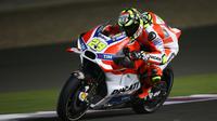 Pebalap Ducati, Andrea Iannone, menguasai sesi latihan bebas ketiga (FP3) MotoGP Qatar di Sirkuit Losail, Sabtu (19/3/2016) dini hari WIB. (Crash)