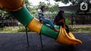 Anak-anak bermain perosotan di Ruang Publik Terpadu Ramah Anak (RPTRA) Berseri, Petukangan Utara, Pesanggrahan, Jakarta, Kamis (13/7/2023). Kendati banyak cat pada wahan permainan yang mulai pudar dan kotor, tapi tidak menyurutkan minat anak-anak untuk bermain di RPTRA Berseri. (Liputan6.com/Johan Tallo)