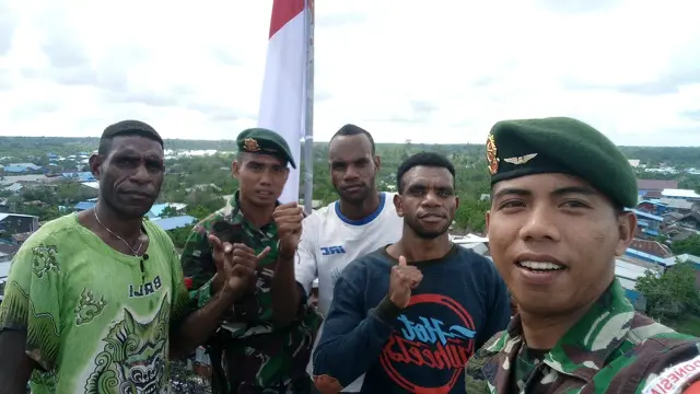 Warga Papua dan TNI mengganti bendera bintang kejora dengan merah putih