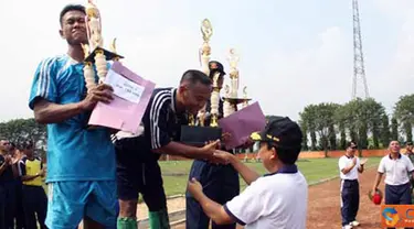 Citizen6, Kobangdika: Penyerahan Piala Juara I Sepakbola dalam rangka hardikal ke 65 dari Dirpers Kobangdikal Kolonel laut (P) Samsul Rizal kepada Puslatdiksarmil di lapangan Wijaya Kusuma Kobangdikal. (Pengirim: Rohman Arif)