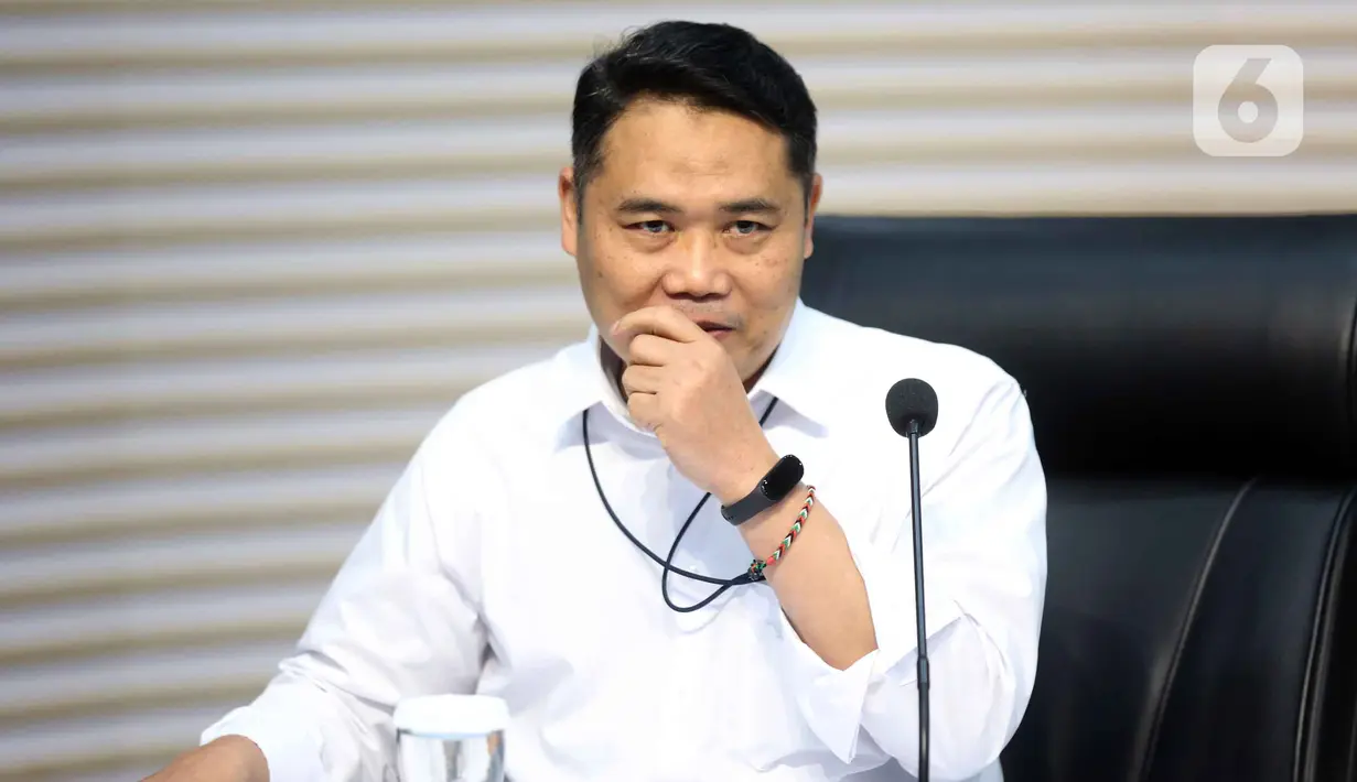 Deputi Bidang Penindakan dan Eksekusi Komisi Pemberantasan Korupsi (KPK), Asep Guntur Rahayu saat memberi keterangan terkait Operasi Tangkap Tangan (OTT) terhadap Bupati Cilacap, Jawa Tengah, Syamsul Auliya Rachman, di Gedung Merah Putih Komisi Pemberantasan Korupsi (KPK), Jakarta, Sabtu (14/3/2026). (Liputan6.com/Helmi Fithriansyah)