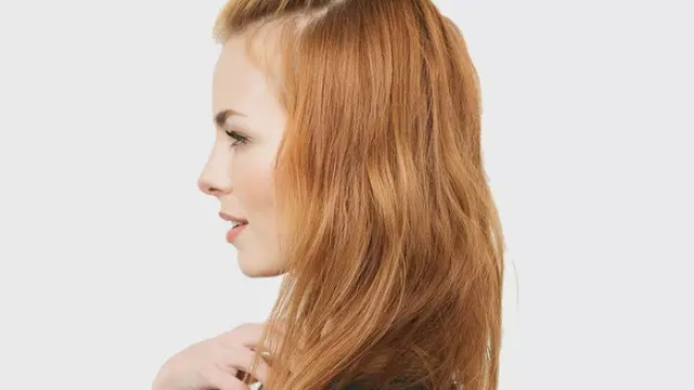 Style messy half-up top knot untuk rambut sebahu