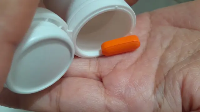Makan Vitamin untuk Meningkatkan Daya Tahan Tubuh (Foto: Benedikta Desideria)