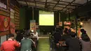 Kelompok suporter United Indonesia saat acara Roaring Night Liga Inggris Manchester United vs Arsenal di Giardino Cafe, Kota Tangerang, Minggu (11/05/2024). (Bola.com/M Iqbal Ichsan)