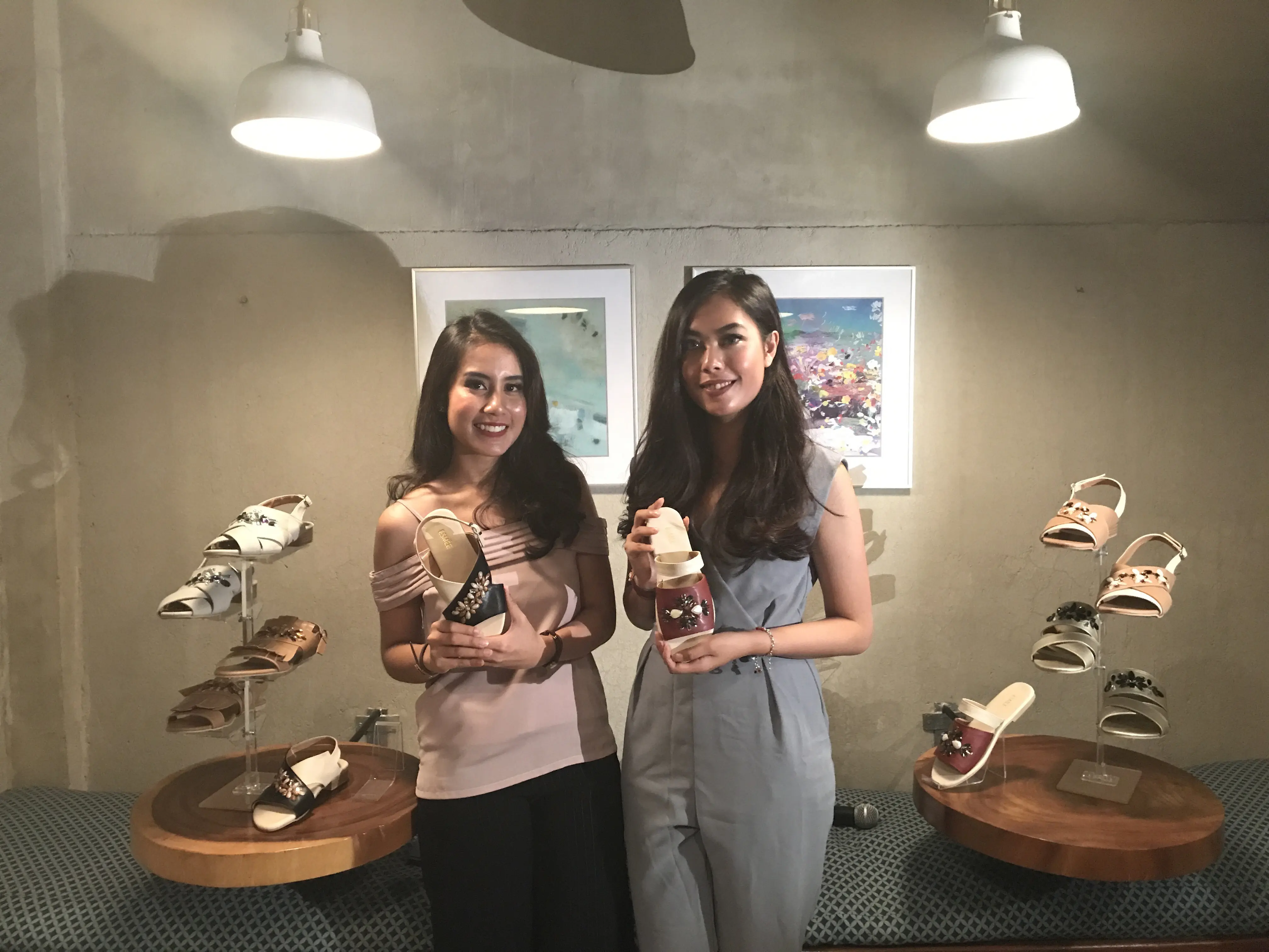 Vonita Rizani dan Ryka Amalia rancang sandal berkualitas hand craft. (Istimewa)