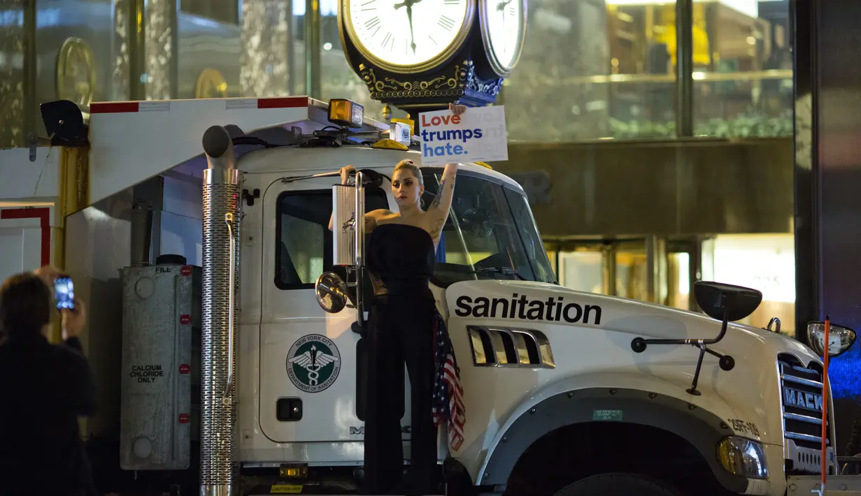 Lady Gaga, salah satu artis Hollywood yang mendukung Hillary Clinton dalam pemilihan Presiden Amerika. Meluapkan kekecewaan atas kemenangan Donald Trump, Gaga pun melakukan aksi protesnya. (AFP/Bintang.com)