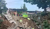 Fondasi Terkikis Aliran Sungai, Rumah di Sukabumi Ambruk