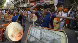 Sejumlah peserta menari sambil memukul alat musik saat merayakan Gudhi Padwa di Mumbai, India (28/3). Gudhi Padwa adalah tanda hari pertama bulan Chaitra pada penanggalan kalender Hindu India. (AFP/Punit Paranjpe)