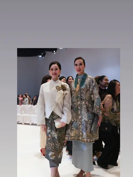 Menpar Widi Wardhana tampak elegan dengan dress biru pastel berkerah tinggi. Dilapisi dengan maxi outer full bordir yang serasi [@biyanofficial]