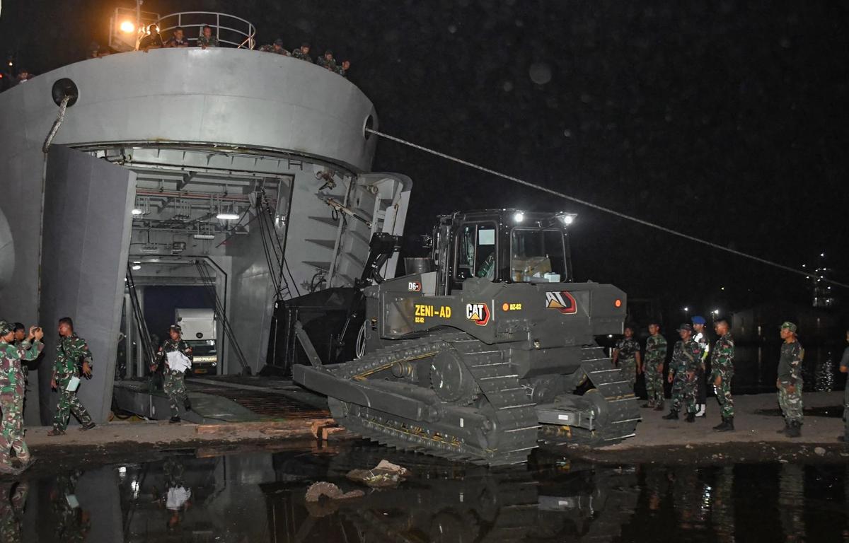 FOTO: Kapal ADRI LIII Bawa Bantuan Almatzi Tiba di Belawan