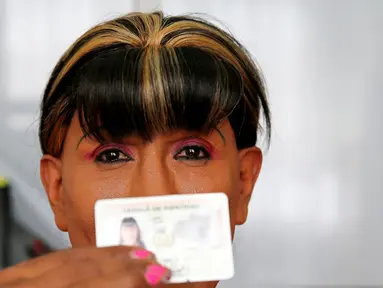 Aktivis transgender Pamela Valenzuela memperlihatkan kartu identitas barunya yang diakui di La Paz, Bolivia, Kamis (8/9). Pamela menjadi transgender pertama yang mendapatkan KTP khusus di Bolivia. (REUTERS/David Mercado)