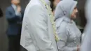 Sang suami mengenakan beskap putih, lengkap dengan kain batik serasi yang juga dikenakan Nessie Judge, dan blangkonnya. [Foto: Instagram/thebridestory]