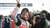 Pebalap tim MotoGP Repsol Honda Marc Marquez tersenyum saat menyapa fans setelah kualifikasi MotoGP Thailand 2018 di Sirkuit Internasional Buriram (6/10). Marquez menorehkan waktu tercepat dengan catatan waktu 1.30.088. (AFP Photo/Lillian Suwanrmpha)