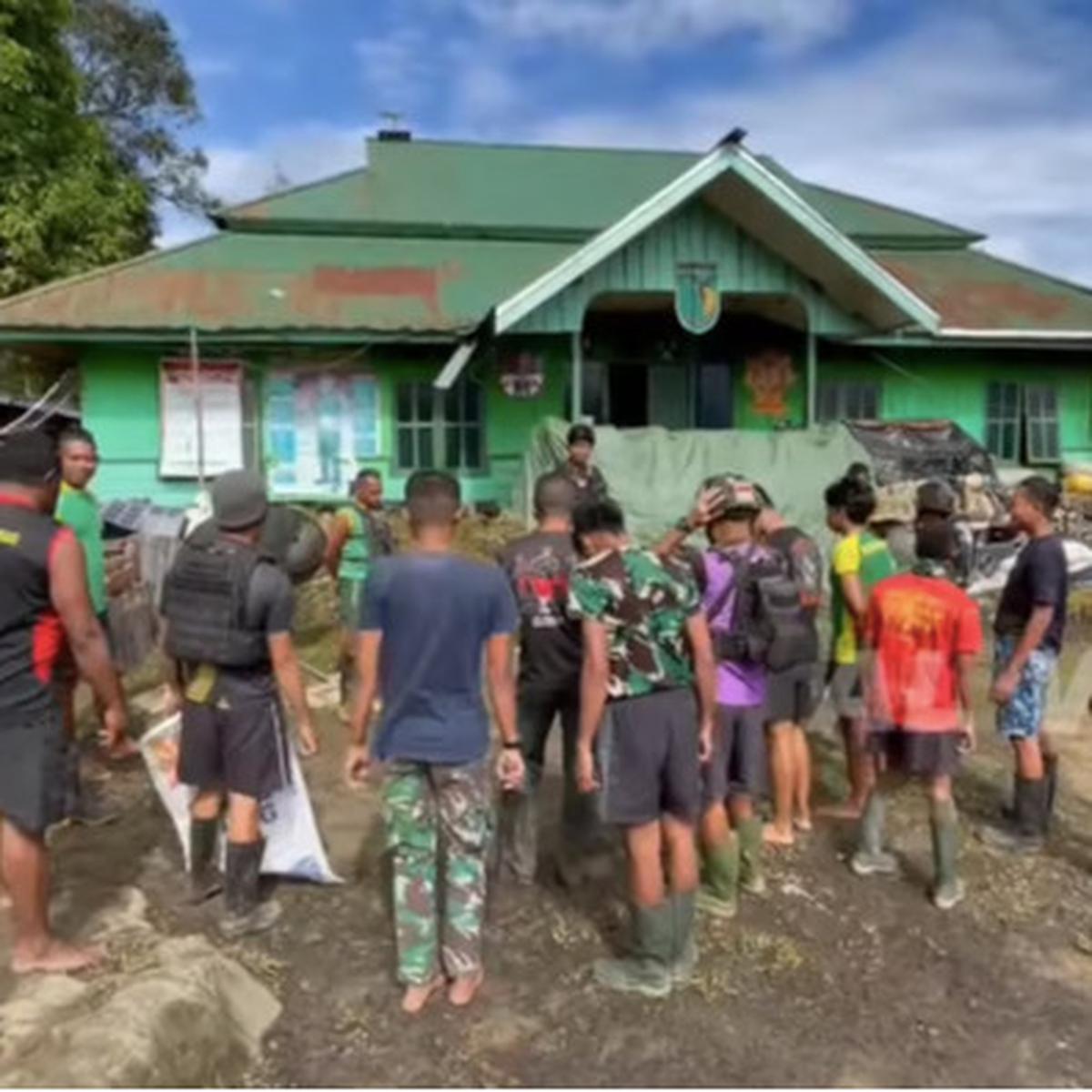 tni cari kayu bakar