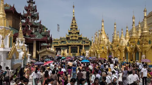 Sambut Waisak, Umat Buddha Myanmar Padati Pagoda Shwedagon - Photo  Liputan6.com