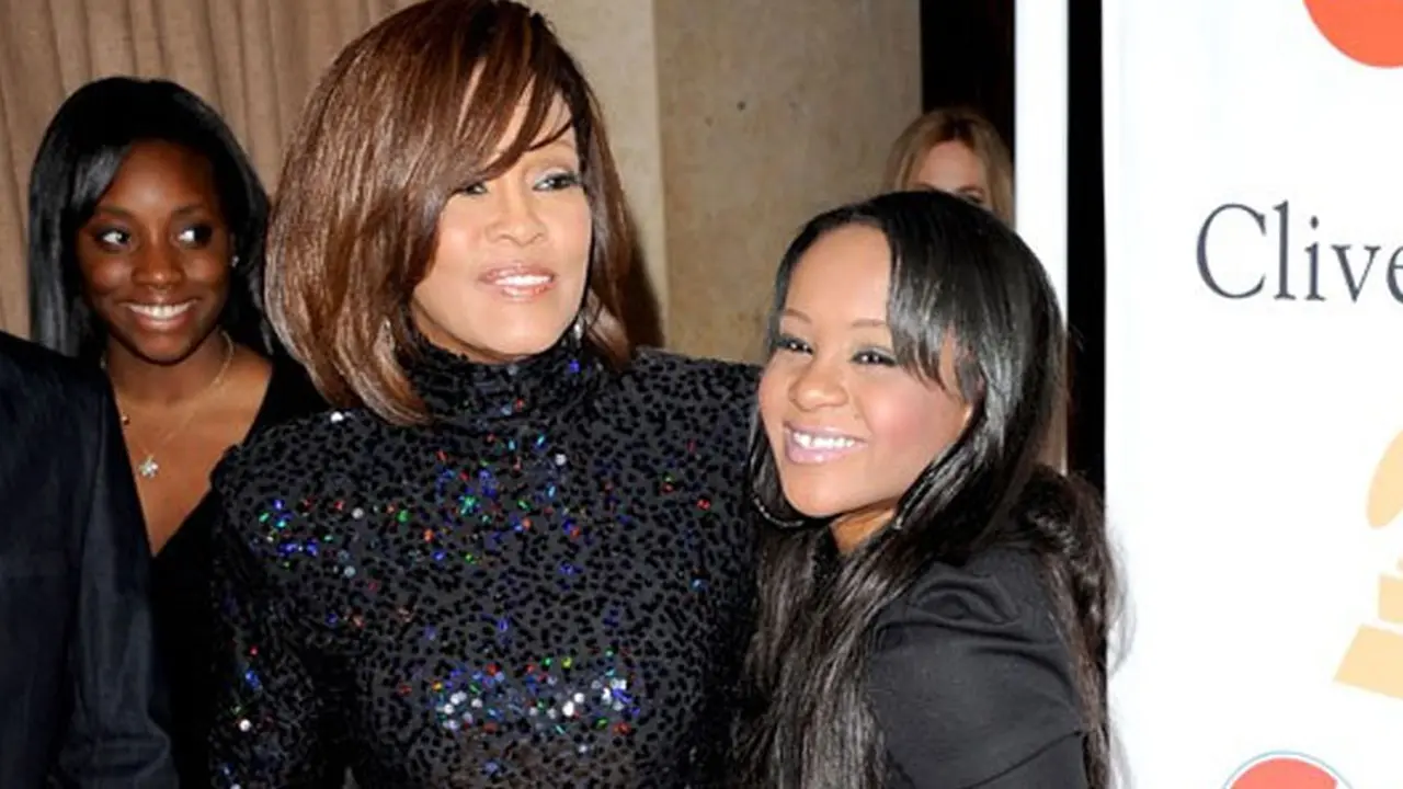 Bobbi Kristina Brown bersama ibunya Whitney Houston