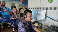 Perjuangan pemuda penyandang tunanetra di Pasuruan, raih impian menjadi penyiar radio. (Liputan.com/ Dian Kurniawan)