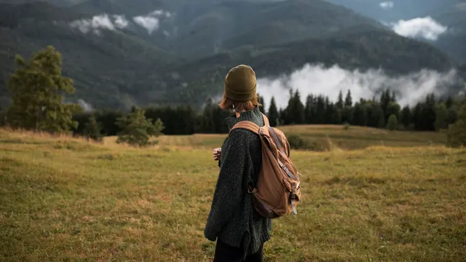 Ilustrasi mendaki gunung/freepik.com