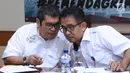 Sesditjen Otda Kemendagri, Akmal Malik (kanan) memberi keterangan terkait masalah penghentian pelayanan publik di 12 kecamatan dan 56 kelurahan di Kota Bekasi, Jawa Barat pada Jumat (27/7) lalu di Jakarta, Rabu (1/8). (Liputan6.com/Helmi Fithriansyah)