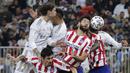 Pemain Real Madrid duel udara dengan pemain Atletico Madrid pada laga Piala Super Spanyol di King Abdulla Sports City, Jeddah, Senin (13/1/2020). Real Madrid menang adu penalti 4-1 atas Atletico Madrid. (AP/Hassan Ammar)