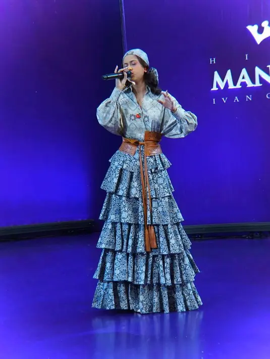 Tiered dress tampil makin trendi dengan obi leather. Seperti dress dari Ivan Gunawan yang dipakai putri Ramzi Asila Maisa. [Foto: @therealasilamaisa]