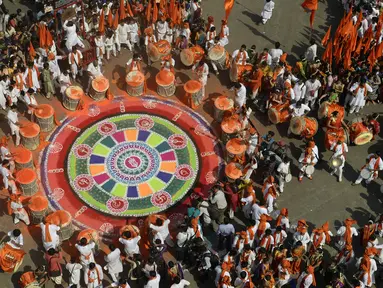 Pemuda India mengenakan kostum tradisional turun ke jalan merayakan Gudhi Padwa atau Tahun Baru Maharashtrian di Mumbai, India (28/3). (AFP/Punit Paranjpe)
