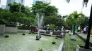 Pejalan kaki melintas di depan kolam air mancur di kawasan DPRD DKI Jakarta, Rabu (22/11). Pemprov DKI Jakarta akan merenovasi air mancur tersaebut dengan anggaran sebesar Rp620 juta yang masuk dalam RAPBD 2018. (Liputan6.com/Helmi Fithriansyah)