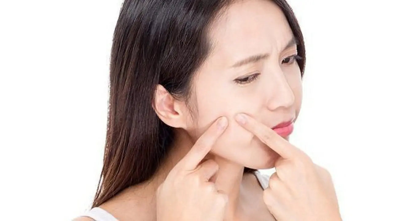 Jangan takut bermake up meskipun berjerawat/copyright: thinkstockphotos.com