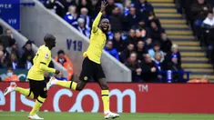 Pemain Chelsea Antonio Rudiger (kanan) melakukan selebrasi usai mencetak gol ke gawang Leicester City pada pertandingan sepak bola Liga Inggris di King Power Stadium, Leicester, Inggris, 20 November 2021. Chelsea menang 3-0. (AP Photo/Leila Coker)