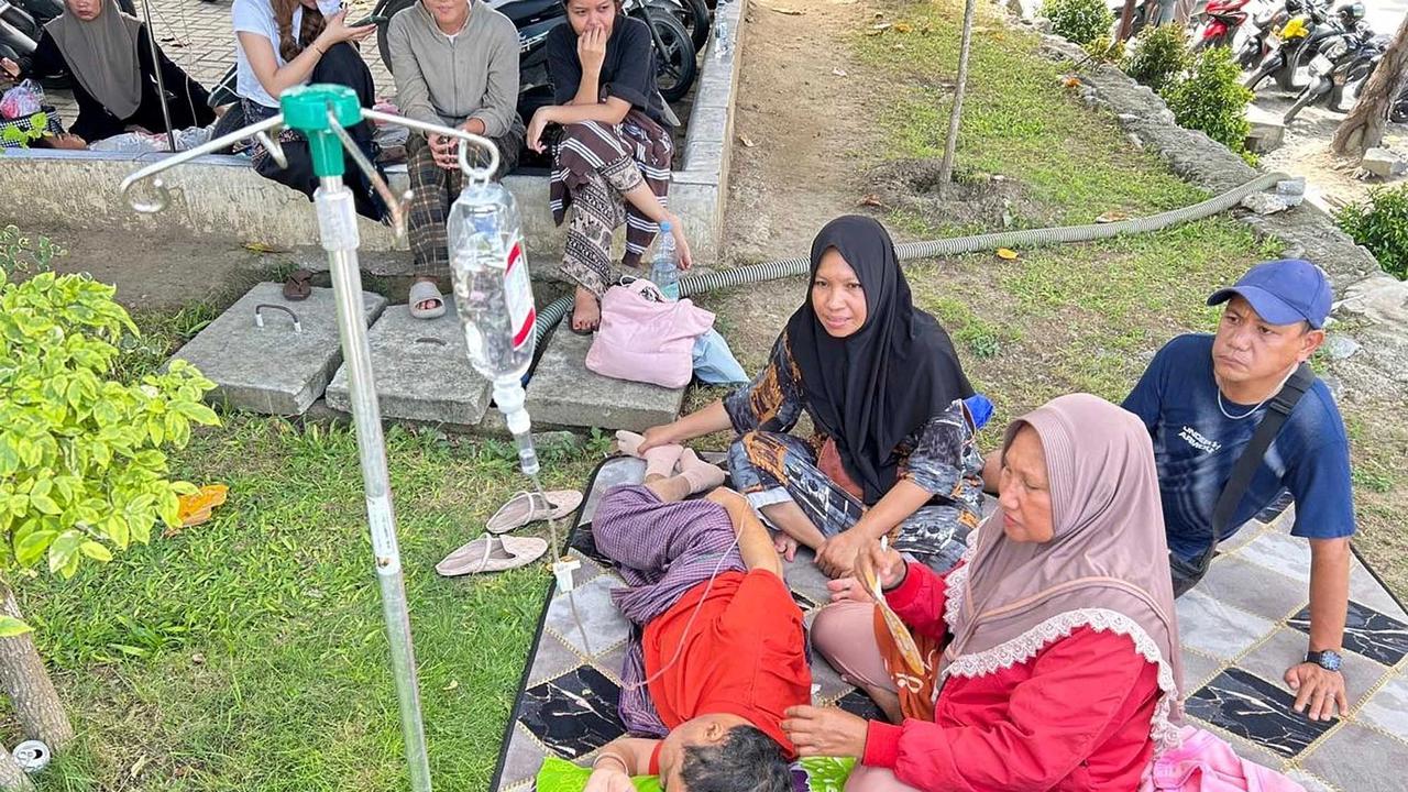 FOTO: Pasien Rumah Sakit  Dievakuasi Usai Gempa Kuat Guncang Palu